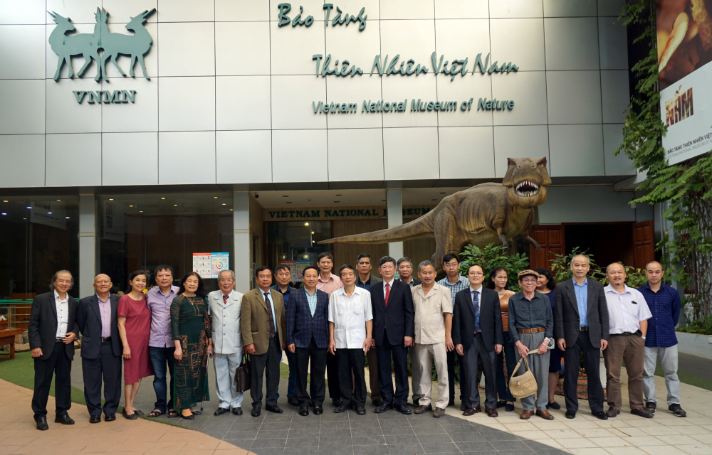 Các đại biểu chụp ảnh kỷ niệm tại Bảo tàng Thiên nhiên, Viện Hàn lâm và Công nghệ Việt Nam, 18 Hoàng Quốc Việt, Hà Nội