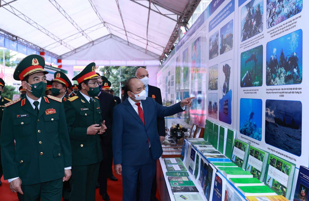 Chủ tịch nước Nguyễn Xuân Phúc thăm khu trưng bày sản phẩm khoa học - công nghệ tại Trung tâm Nhiệt đới Việt - Nga. Ảnh: TTXVN
