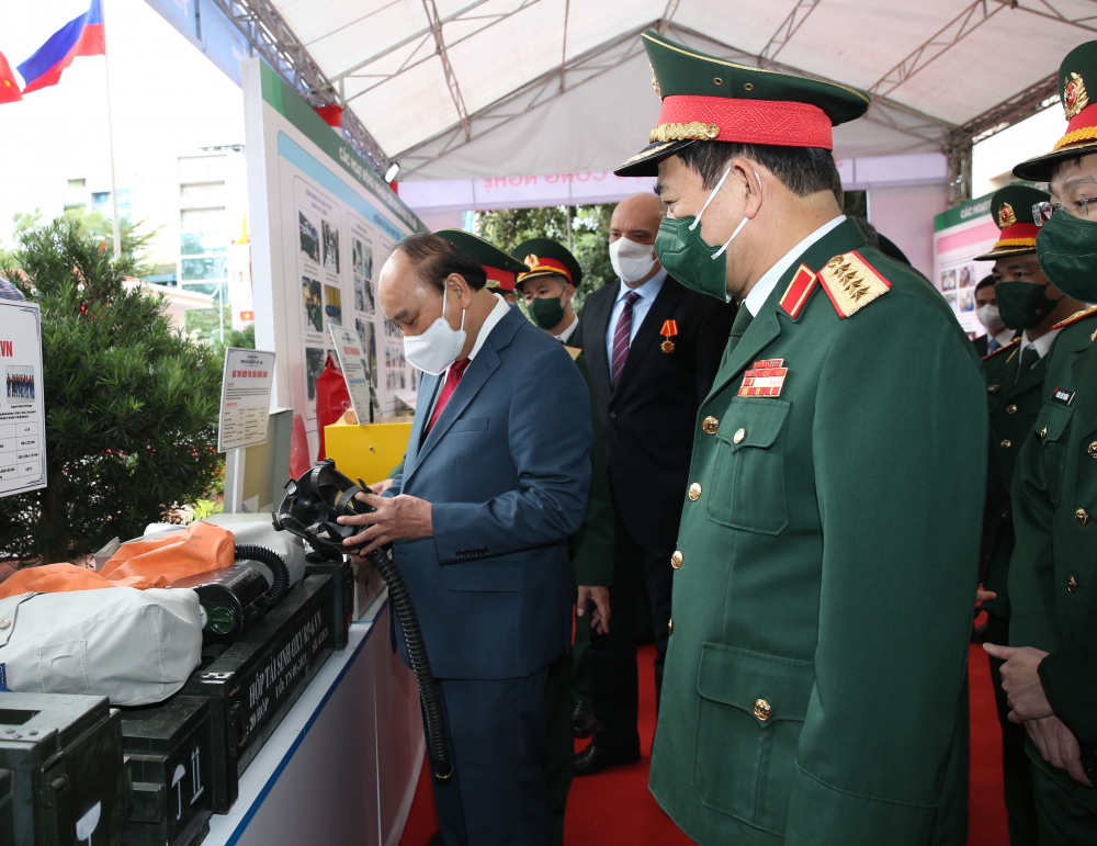 Chủ tịch nước Nguyễn Xuân Phúc thăm khu trưng bày sản phẩm khoa học - công nghệ tại Trung tâm Nhiệt đới Việt - Nga. Ảnh: TTXVN