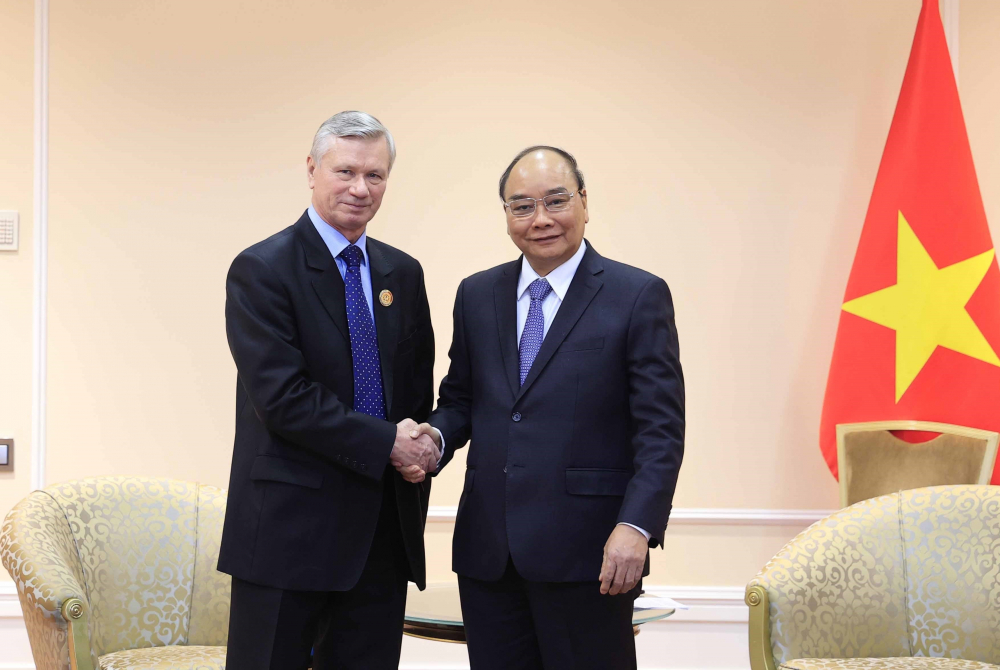 Chủ tịch nước Nguyễn Xuân Phúc và Chủ tịch Hội Hữu nghị Nga-Việt V. Buyanov trong cuộc gặp ngày 2/12/2021