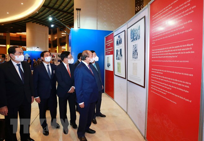 Lãnh đạo Đảng, Nhà nước và các đại biểu xem triển lãm về đối ngoại Việt Nam trước khi khai mạc Hội nghị đối ngoại toàn quốc