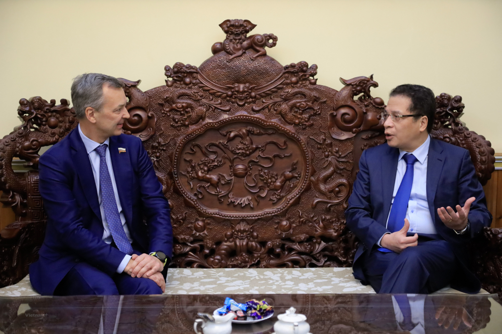Đại sứ Đặng Minh Khôi trao đổi ý kiến với Phó Chủ tịch thứ nhất Hội đồng Liên bang (Thượng nghị viện Nga) Andrei Yatskin.   (Ảnh: Trần Hiếu - TTXVN)