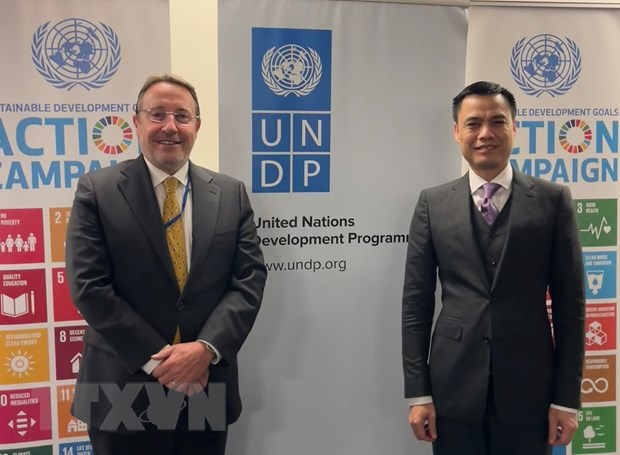 Đại sứ Đặng Hoàng Giang làm việc với ông Achim Steiner, Tổng giám đốc Chương trình Phát triển Liên hợp quốc (UNDP).  Ảnh: TTXVN