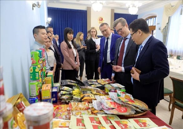 Các đại biểu tham quan một số sản phẩm tiêu biểu của Việt Nam được xuất khẩu sang thị trường Nga.  Ảnh: TTXVN