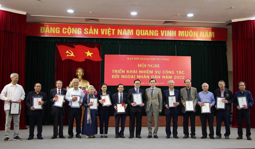 GS, TS Trần Đình Long, Chủ tịch Hiệp hội những người Việt Nam được đào tạo tại các trường đại học Liên Xô/LB Nga, Phó Chủ tịch Hội Hữu nghị Việt Nam - LB Nga (thứ ba từ trái sang) được tặng Kỷ niệm chương “Vì sự nghiệp Đối ngoại nhân dân”.