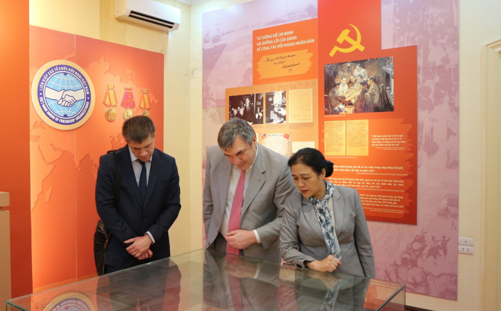 Chủ tịch Nguyễn Phương Nga cùng ông Vyacheslav Kalganov thăm quan phòng truyền thống của VUFO