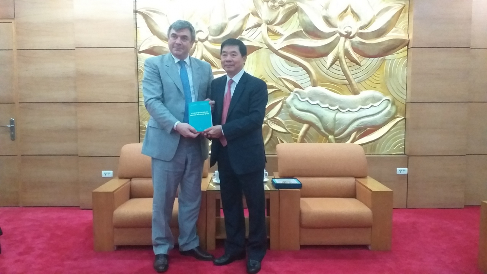 Ông Trịnh Quốc Khánh trao quả tặng ông V. Kalganov: một số cuốn sách về Hội Việt-Nga, về vai trò của đối ngoại nhân dân trong việc phát triển quan hệ Việt-Nga và cảnh đẹp Vịnh Hạ Long.