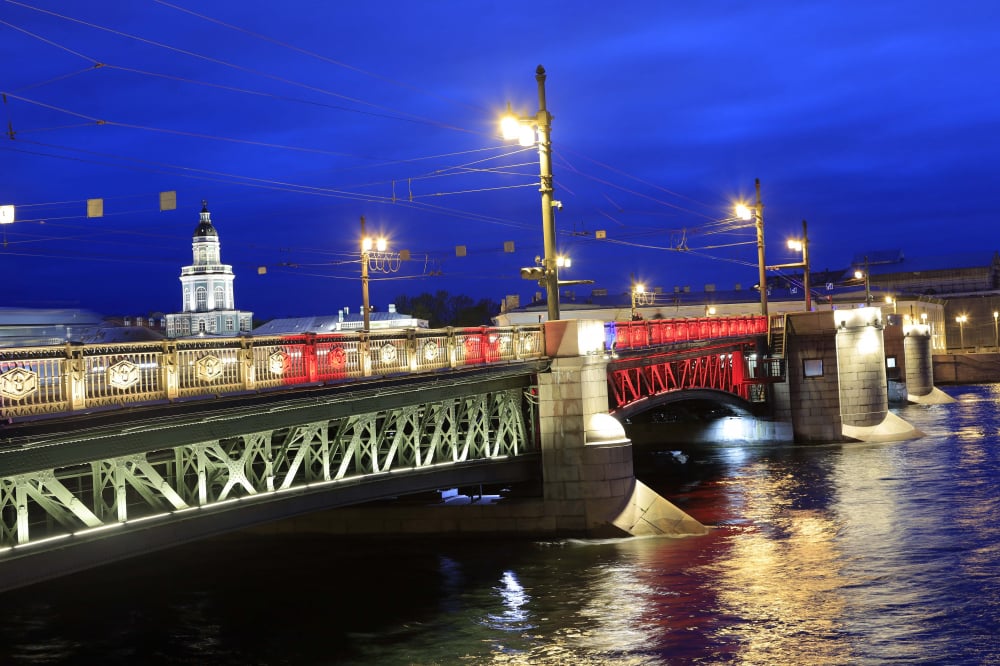 Cầu Cung điện qua sông Neva ở Saint Petersburg được chiếu sáng bằng hai màu vàng và đỏ tượng trưng cho màu cờ của Việt Nam từ 17-20/52022.   Ảnh: Trần Hiếu/TTXVN