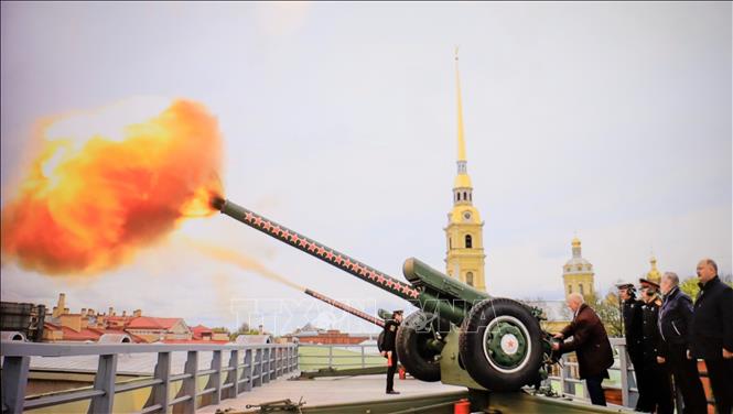 Bắn pháo chào mừng ngày sinh Chủ tịch Hồ Chí Minh trên pháo đài Peter và Paul ở Saint Petersburg.   Ảnh: Trần Hiếu/PV TTXVN tại Nga