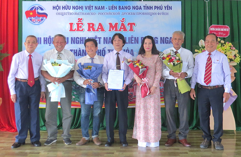 Ông Nguyễn Đắc Tấn, Chủ tịch Hội Hữu nghị Việt - Nga tỉnh Phú Yên (bìa phải) và BCH Chi hội TP Tuy Hòa