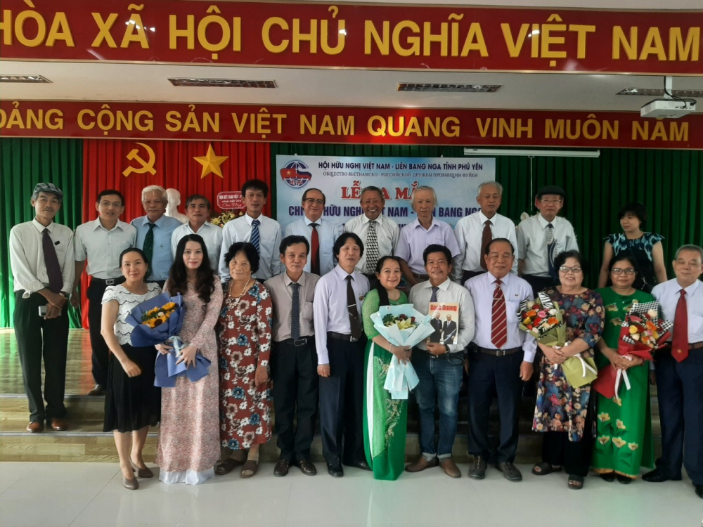 Lãnh đạo Hội Hữu nghị Việt - Nga tỉnh Phú Yên chụp ảnh kỷ niệm với Chi hội TP Tuy Hòa