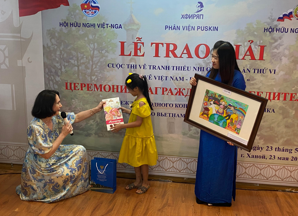 Bà Elena Bezdetko, Phu nhân Đại sứ LB Nga tại Việt Nam, tặng quà (kẹo Nga) cho môt họa sĩ nhỏ tuổi là tác giả một bức tranh bà yêu thích.