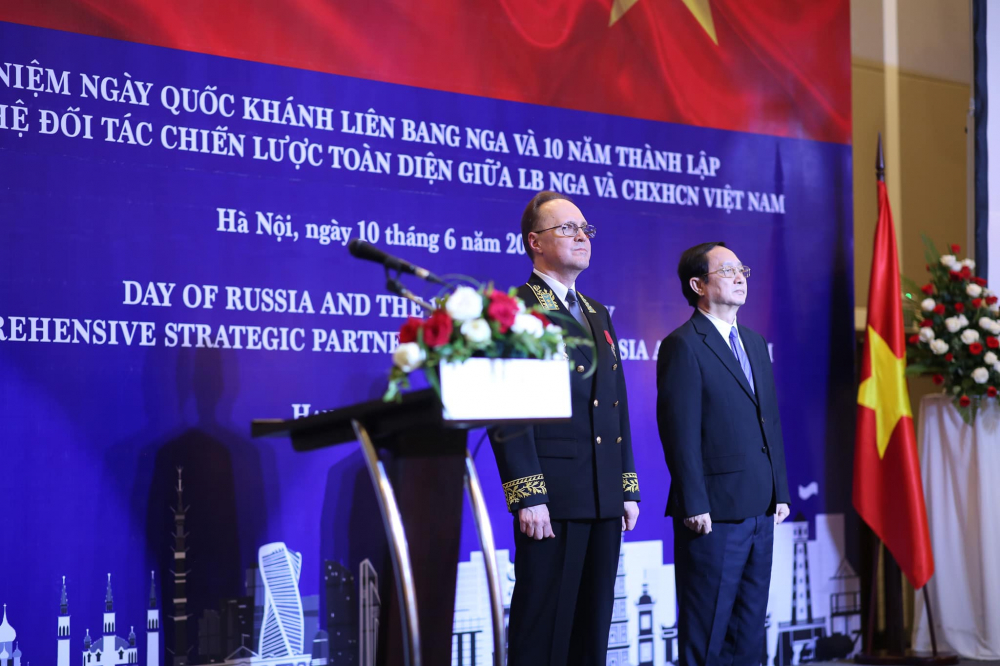 Đại sứ LB Nga và Bộ trưởng Huỳnh Thành Đạt trong lễ chào cờ tại cuộc chiêu đãi