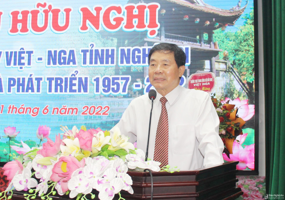 Phó Chủ tịch thường trực Hội Hữu nghị Việt - Nga Trịnh Quốc Khánh phát biểu tại cuộc gặp