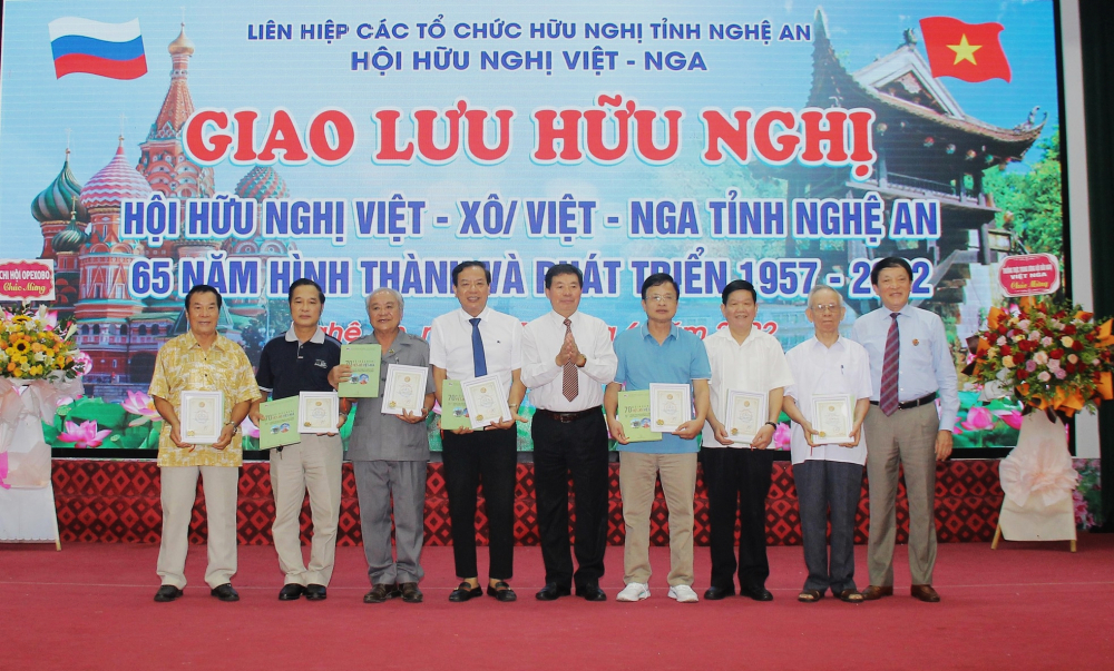 Các cán bộ, hội viên Hội Hữu nghị Việt - Nga tỉnh Nghệ An được tặng Kỷ niệm chương Hội Hữu nghị Việt - Nga