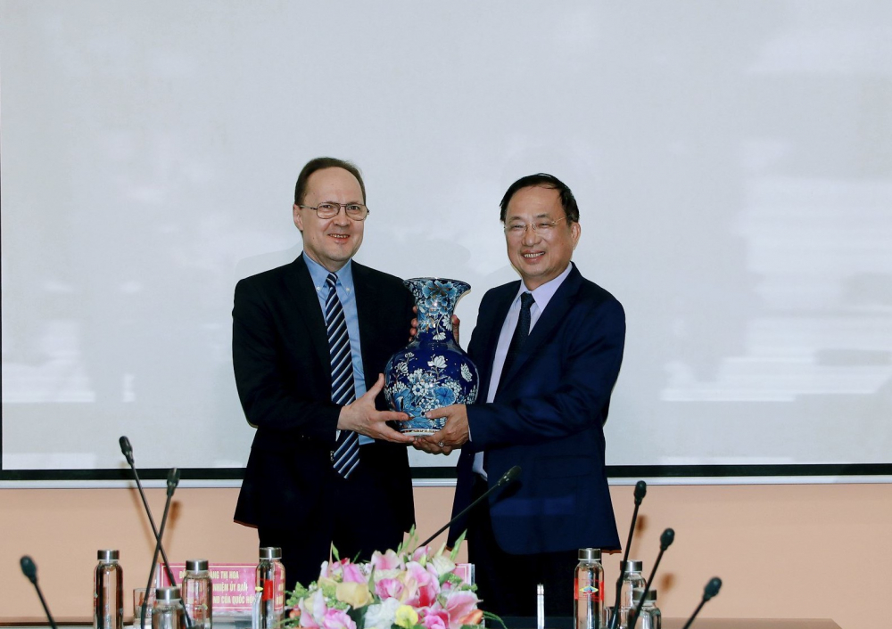 Thượng tướng Nguyễn Văn Thành trao quà kỷ niệm tặng Đại sứ G. Bezdetko
