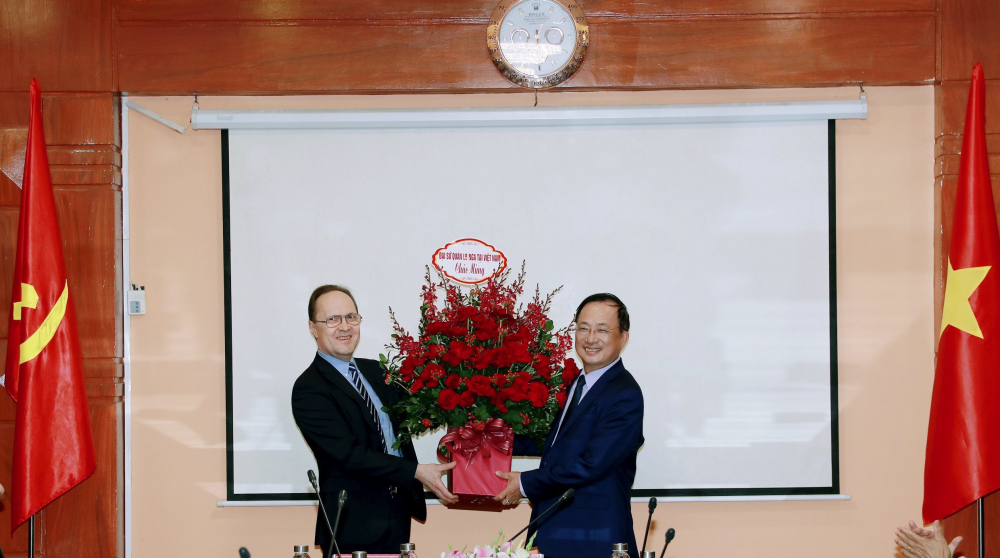 Đại sứ G. Bezdetko tặng hoa chúc mừng Chi hội Hữu nghị Việt-Nga Bộ Công an
