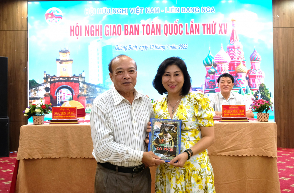 Đại diện Chi hội Đại học Kinh doanh và Công nghệ Hà Nội Lại Thị Hồng Hạnh trao tặng sách 