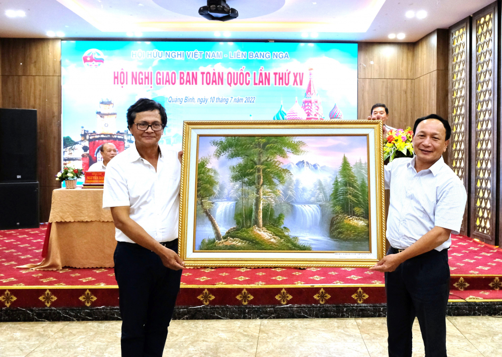 Chủ tịch Hội Trần Bình Minh trao quà lưu niệm tặng tỉnh Quảng Bình  Ảnh: PHẠM TIẾN DŨNG