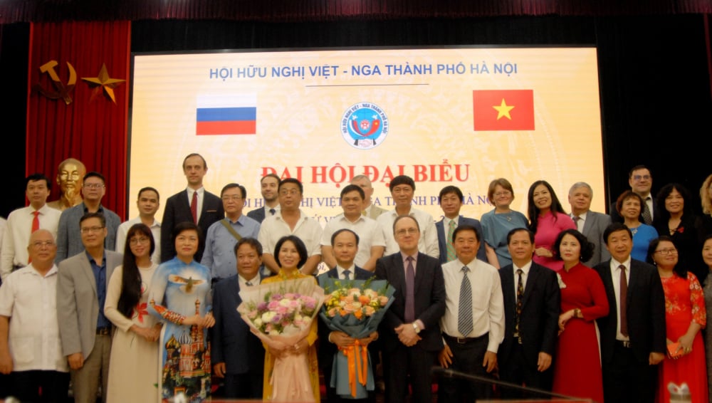 Ban chấp hành Hội Việt - Nga Hà Nội khóa VI chụp ảnh kỷ niệm với các đại biểu khách mời