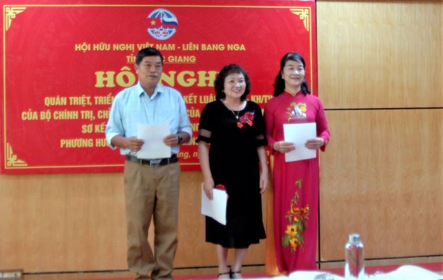 Hai hội viên mới (bên trái và bên phải) nhận Quyết định kết nạp của Chủ tịch Hội Hữu nghị Việt - Nga Bắc Giang
