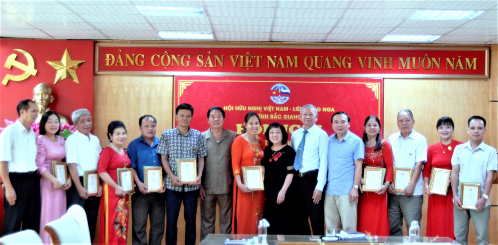 Đại diện lãnh đạo Trung ương Hội, Liên hiệp hữu nghị tỉnh và Hội Việt - Nga tỉnh Bắc Giang chụp ảnh lưu niệm với những người được trao tặng Kỷ niệm chương