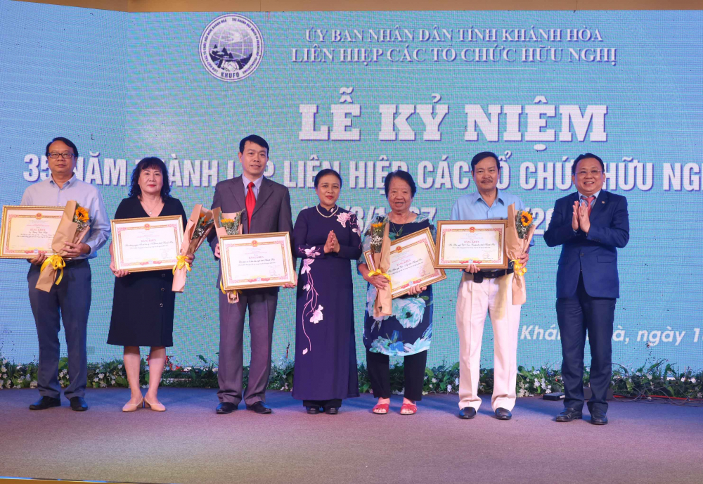 Bà Nguyễn Phương Nga và ông Lê Hữu Hoàng trao Bằng khen tặng Hội Hữu nghị Việt - Nga và các tập thể, cá nhân