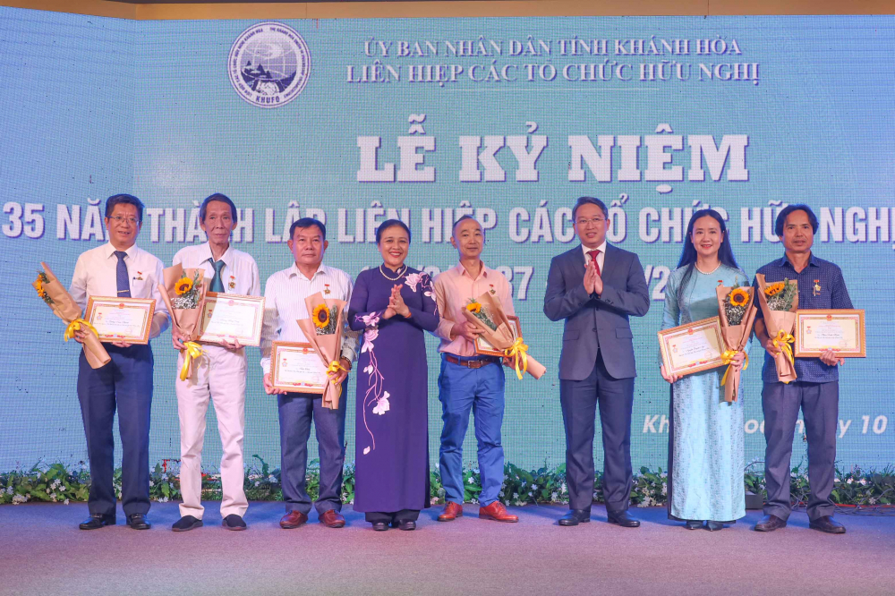 Ông Nguyễn Hải Ninh và bà Nguyễn Phương Nga trao kỷ niệm chương “Vì hòa bình, hữu nghị giữa các dân tộc” các cá nhân