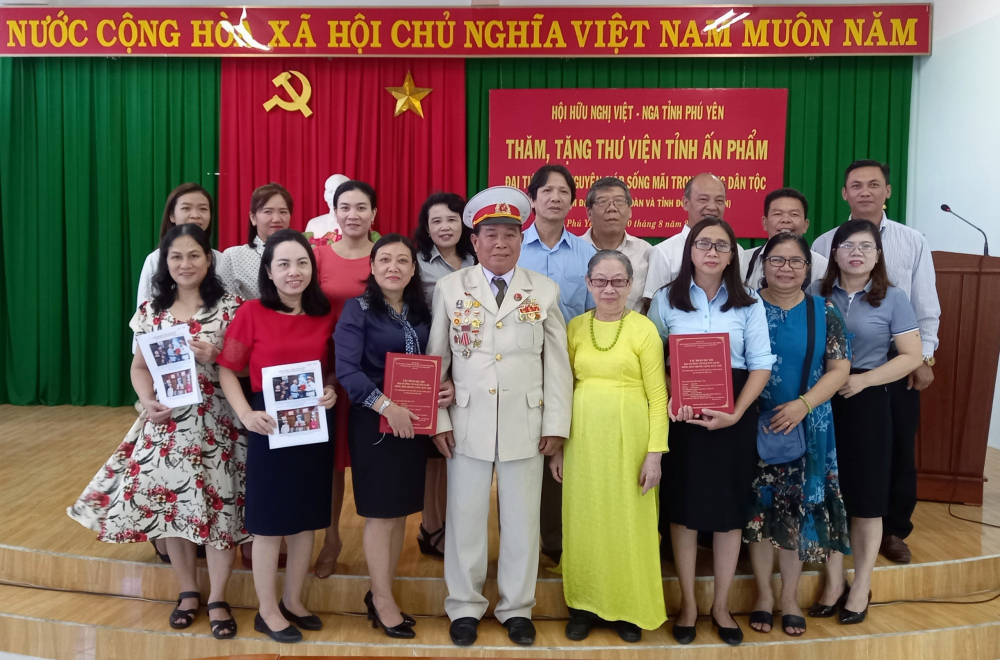 Ông Nguyễn Đắc Tấn (mặc quân phục) chụp ảnh chung với lãnh đạo Thư viện tỉnh Phú Yên và các đại biểu tham dự sự kiện