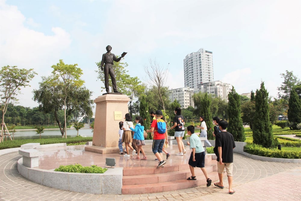 Các em đặt hoa tưởng niệm đại thi hào Nga A. Pushkin tại Công viên Hoà Bình, Hà Nội