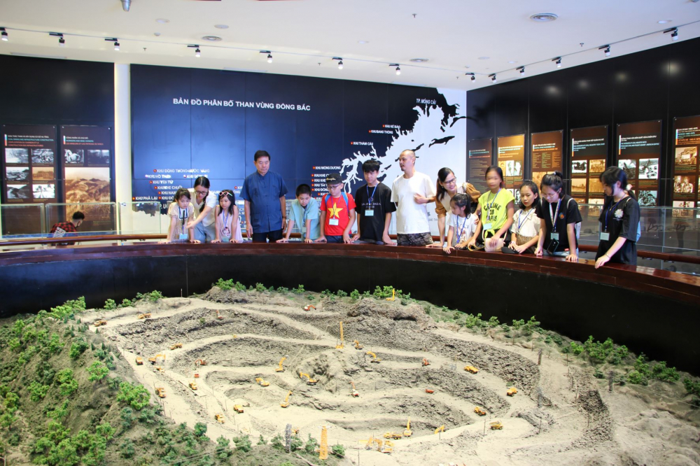 Xem mô hình một khu mỏ than trong Bảo tàng Quảng Ninh