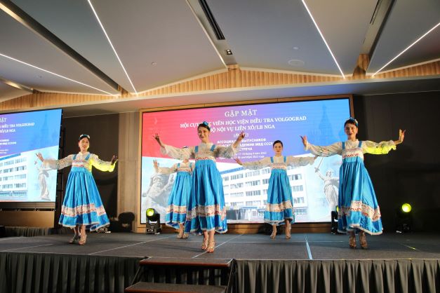 3 ảnh trên: các nghệ sĩ trình bày các bài ca, điệu múa Việt Nam, Nga tại cuộc gặp