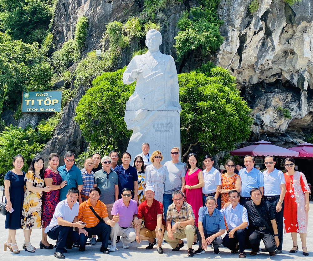 Các cựu học viên và đại diện ĐSQ Nga bên Tượng đài Ghéc-man Ti-tốp trên hòn đảo mang tên ông trong Vịnh Hạ Long