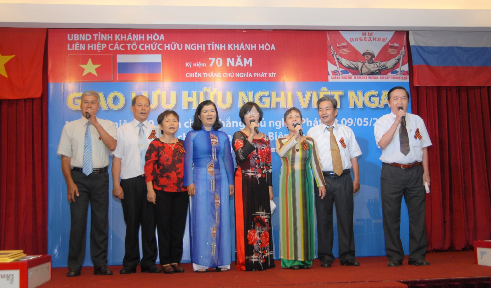 Một tiết mục văn nghệ trong buổi giao lưu Việt - Nga tại TP Nha Trang năm 2015