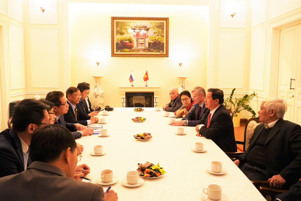 Các đại biểu tham dự cuộc gặp tại Đại sứ quán Việt Nam