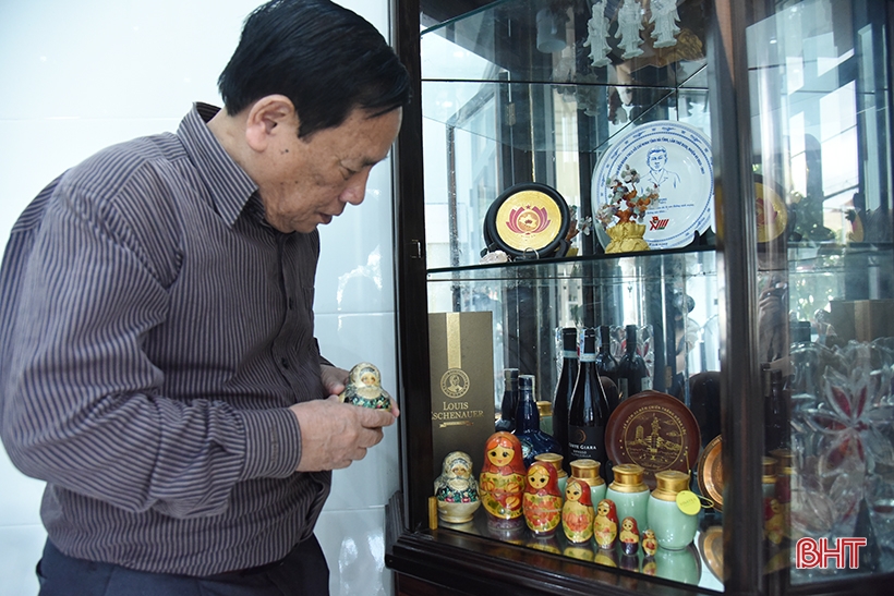 Bộ búp-bê gỗ Nga Matrioshka được cô giáo Nga tặng là kỷ vật thiêng liêng trong gia đình ông Lê Quang Uý