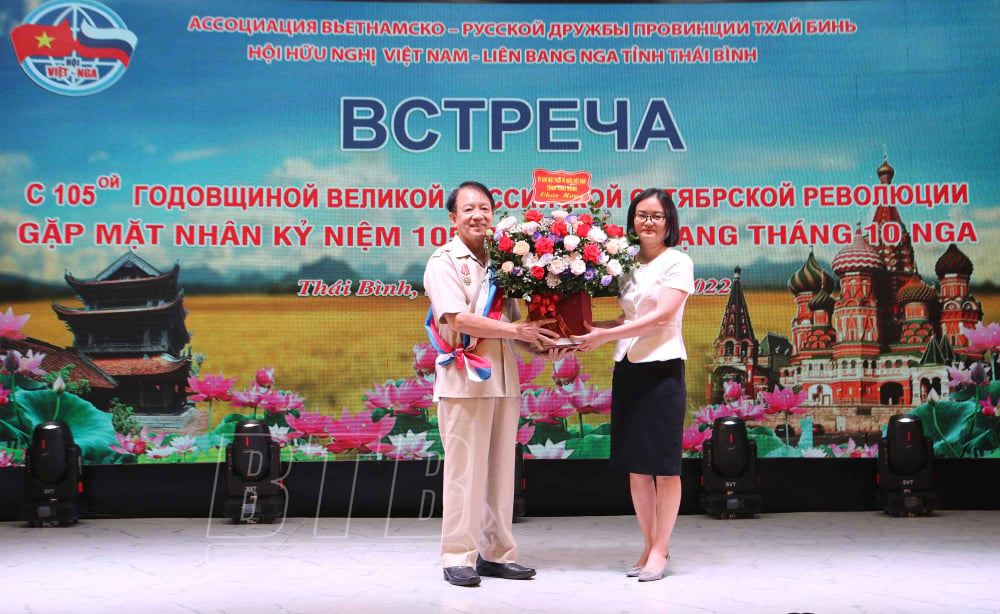 Chủ tịch Hội Hữu nghị Việt - Nga tỉnh Thái Bình Vũ Xuân Chiến (bên trái) nhận lẵng hoa chúc mừng của Mặt trận Tổ quốc tỉnh nhân dịp tổ chức cuộc họp mặt kỷ niệm