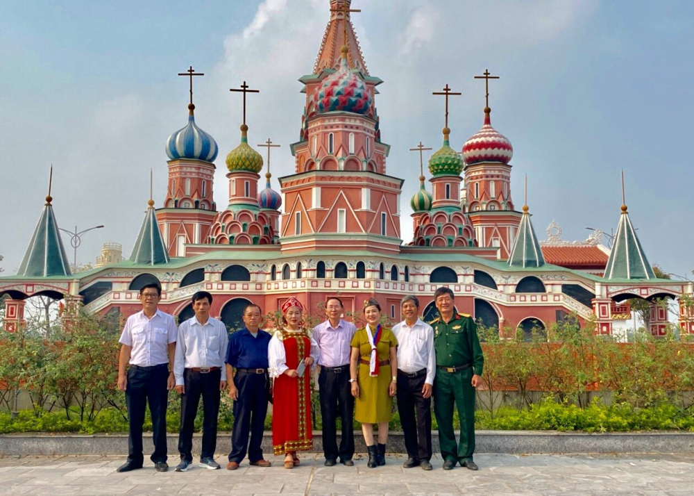 Các cán bộ Hội Hữu nghị Việt - Nga tỉnh Thái Nguyên trong hoạt động kỷ niệm 105 năm Cách mạng Tháng Mười Nga