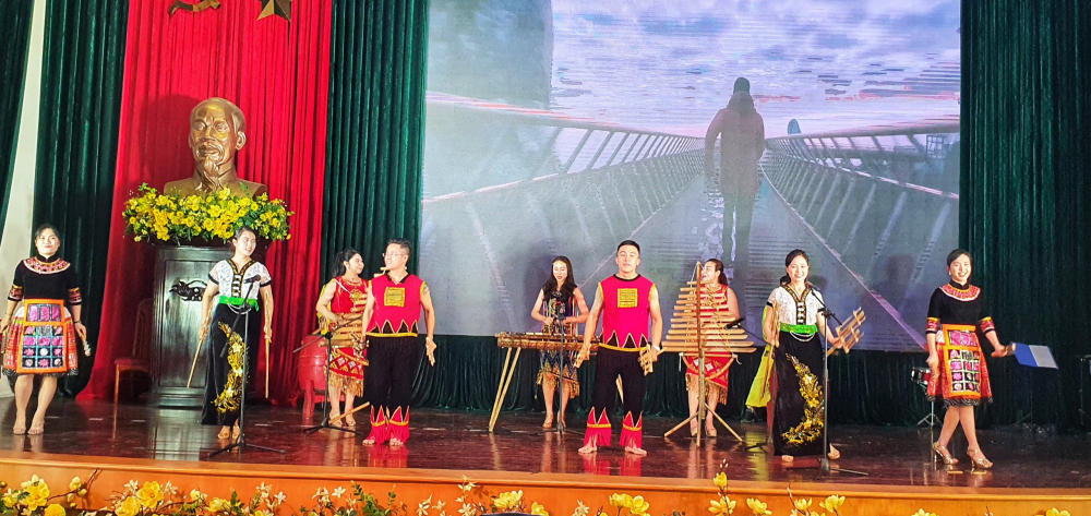 Tiết mục của Trung tâm Văn hoá - thông tin Quận Long Biên tham gia Liên hoan 