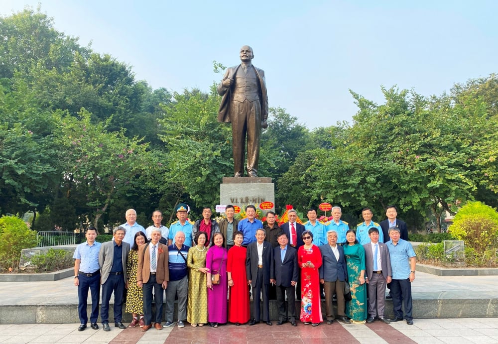 Các đại biểu chụp ảnh lưu niệm sau lễ dâng hoa tưởng niệm V.I. Lenin sáng 7/11/2022