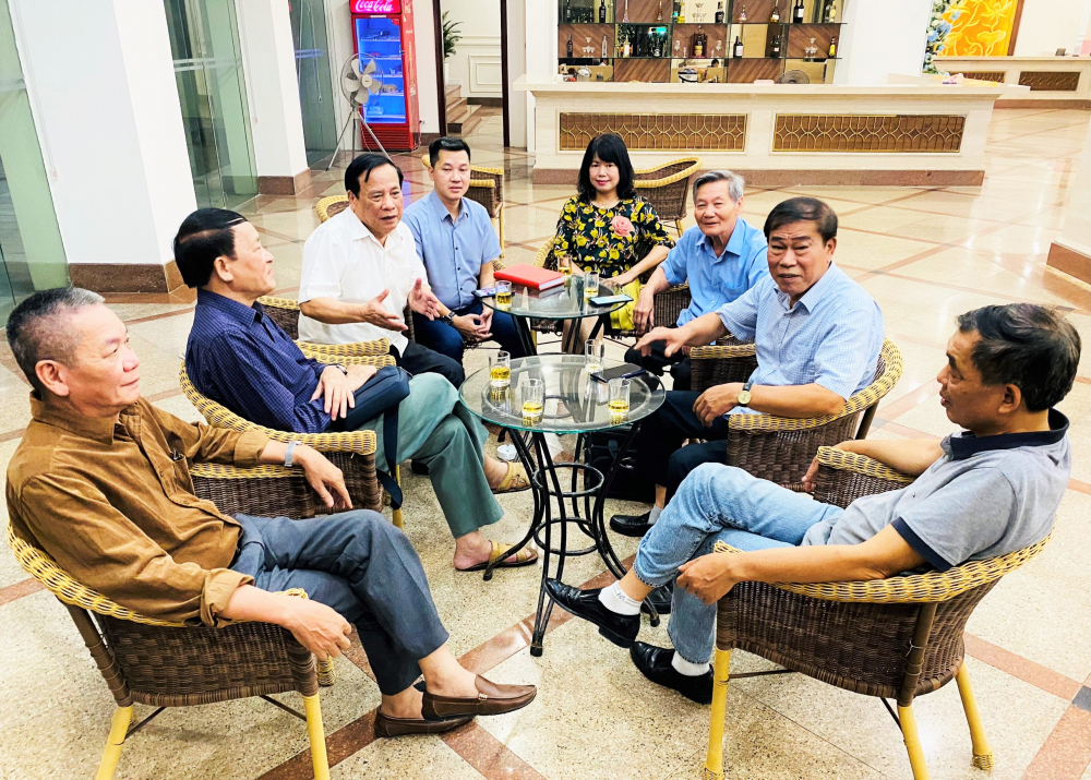 Ông Lê Quang Uý (thứ ba từ trái sang) cùng lãnh đạo Hội Việt - Nga Hà Tĩnh làm việc với đại diện lãnh đạo Trung ương Hội Hữu nghị Việt - Nga (TP Hà Tĩnh, chiều 9/11/2022)