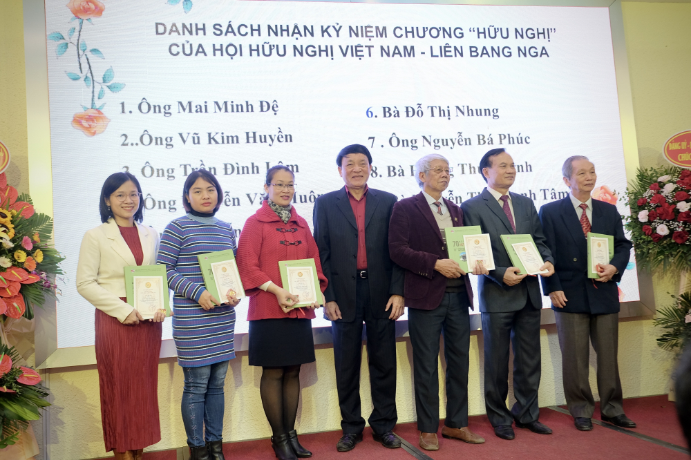 3 ảnh trên: Trao Kỷ niệm chương Hội Hữu nghị Việt - Nga tặng cán bộ và hội viên Chi hội