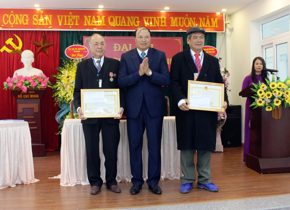 Phó Chủ tịch HĐND Hoàng Văn Thạch (giữa) trao Bằng khen của Chủ tịch UBND tỉnh tặng các tập thể, cá nhân có thành tích trong công tác Hội nhiệm kỳ 2017 - 2022.