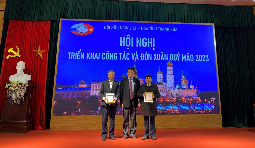 Các vị nguyên lãnh đạo tỉnh Thanh Hóa, những người có đóng góp quan trọng vào hoạt động Hội, được tặng Kỷ niệm chương của Hội Hữu nghị Việt - Nga.  Ảnh: NINH VĂN TIẾN