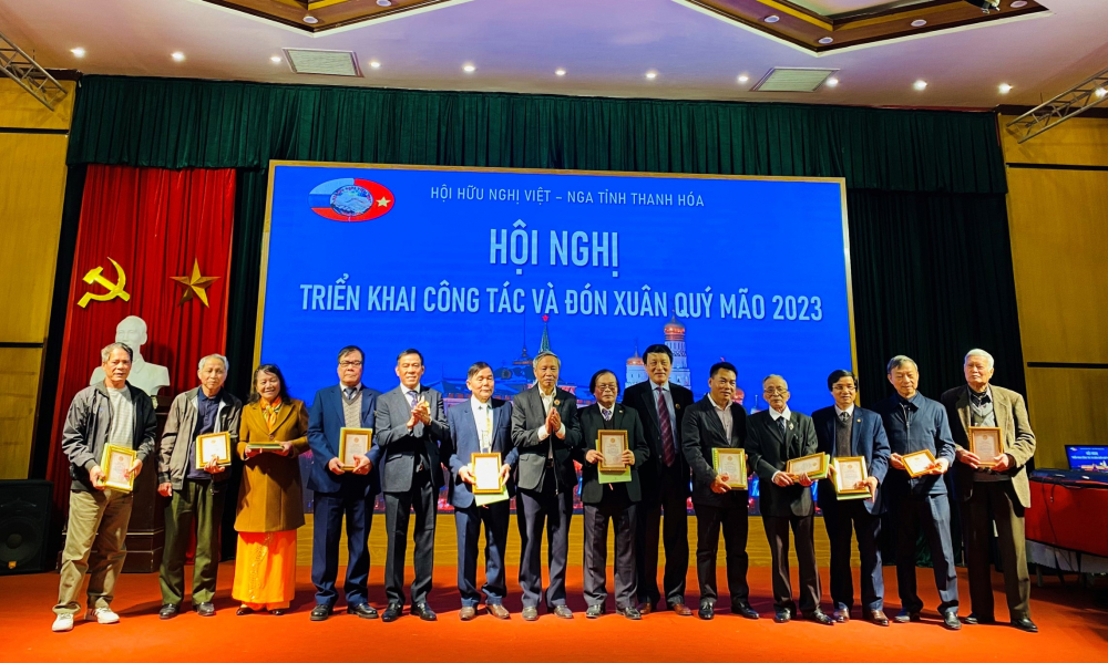 Các cán bộ, hội viên Hội Hữu nghị Việt-Nga tỉnh Thanh Hóa được tặng Kỷ niệm chương Hội Hữu nghị Việt - Nga. Ảnh: NINH VĂN TIẾN