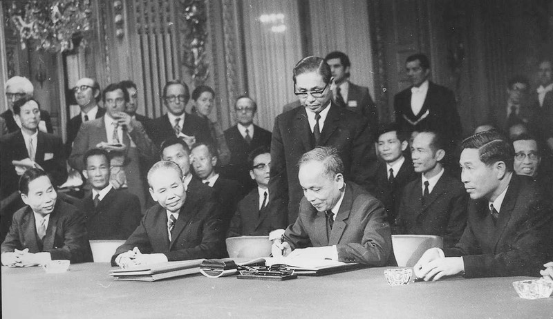 Phó Thủ tướng, Bộ trưởng Ngoại giao Nguyễn Duy Trinh ký Hiệp định Paris về chấm dứt chiến tranh, lập lại hoà bình ở Việt Nam (ngày 27/01/1973).