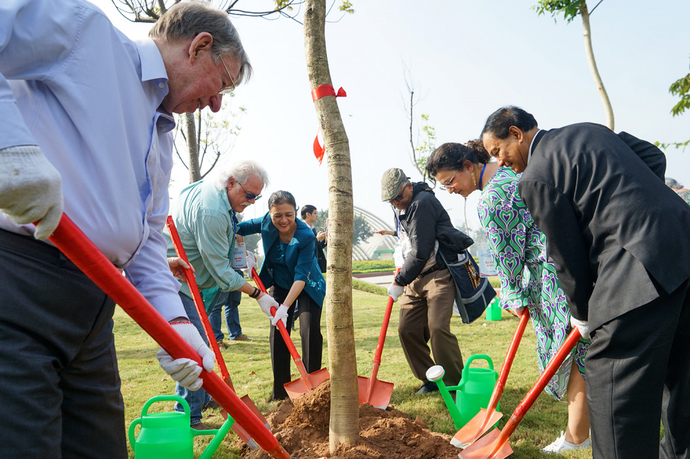 Ông V. A. Petrov (bìa trái) trồng cây Hoà bình tại công viên Hoà Bình ở Hà Nội.