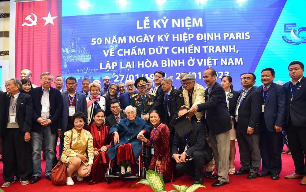Ông V.A. Petrov (thứ hai từ trái sang) chụp ảnh lưu niệm với bà Nguyễn Thị Bình và các đại biểu tại Lễ kỷ niệm 50 năm Hiệp định Paris do Bộ Ngoại giao Việt Nam tổ chức.