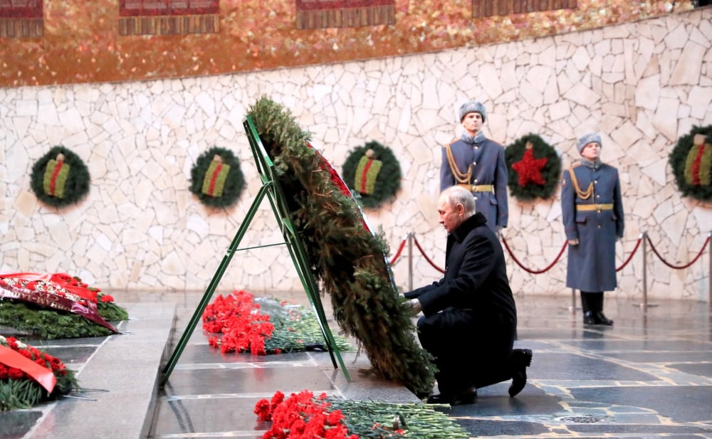 Tổng thống Nga Vladimir Putin dâng hoa tại ngọn lửa vĩnh cửu ở khu bảo tàng tưởng niệm quốc gia 