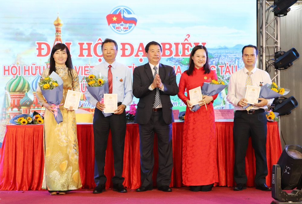 Phó Chủ tịch thường trực Hội Hữu nghị Việt - Nga Trịnh Quốc Khánh trao Kỷ niệm chương của Hội tặng bốn cá nhân có thành tích xuất sắc trong hoạt động hội.